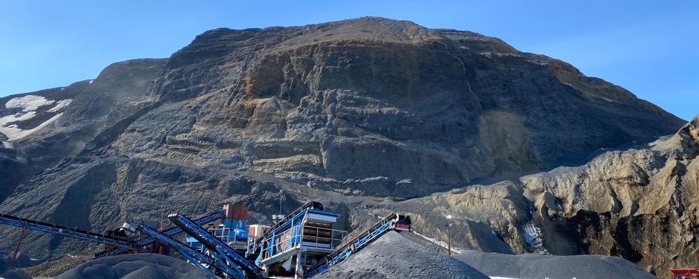 Råvaran till VPI är hyaloklastit – en snabbkyld lava från vulkanutbrott under isen, som hämtas från Heidelberg Materials täkter Litla Sandfell och Lambafell på Island. Foto: Heidelberg Materials