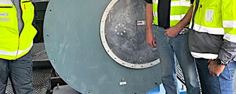 Slangpumpar av den här typen är inte en universallösning för alla gruvmiljöer, men tekniken används ofta där sediment, kalkslam eller järnmalmspasta sliter ned metallkomponenter på kort tid. I flera svenska anläggningar, bland annat vid LKAB i Svappavaara, används liknande system för att flytta slurry i pelletiseringsprocesser. Foto: Valmet