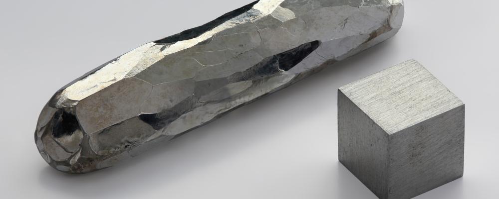 Kadmium är ett relativt ovanligt metalliskt grundämne som framför allt utvinns som en biprodukt vid zinkbrytning. Kadmium har tidigare haft många användningsområden, bland annat som gult färgpigment. Bild: Alchemist-hp/Wikimedia Commons
