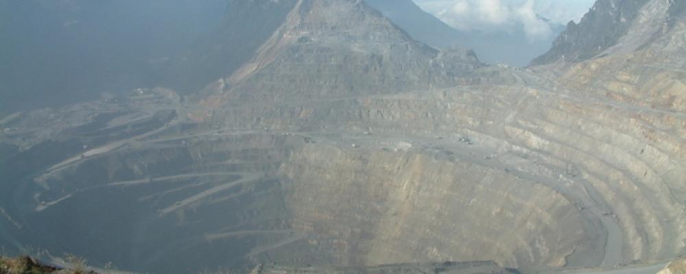 Grasberg-gruvan i Indonesien är ett av världens djupaste dagbrott. Foto: Alfindra Primaldhi/Wikimedia Commons