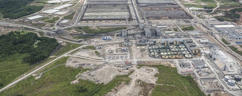 Terrafame Oy, grundat 2015, är ett finländskt gruvindustri- och kemiföretag som äger Talvivaaragruvan och en fabrik för batterikemikalier i Sotkamo i Finland. Foto: Antti Lankinen/Wikimedia Commons