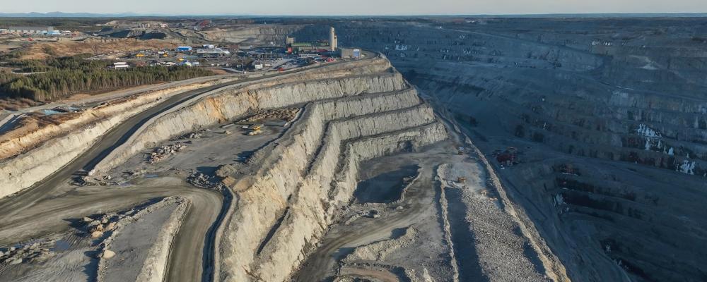 Sandmagasinen behövs för gruvans kopparproduktion. De nya systemen för elförsörjningen, ska möjliggör ”övervakning i realtid av vattenflöden och dammens beteende” samt säkerställer efterlevnad av den globala branschstandarden för hantering av sandmagasin. Foto: Boliden