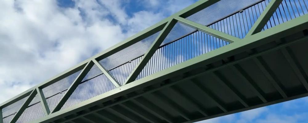Gång- och cykelbron är 39 meter långoch går över E22.  Foto; SSAB