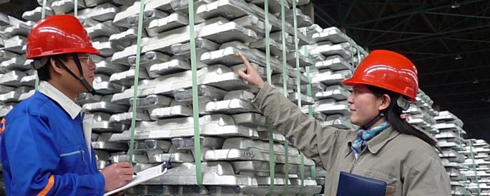 Tekniker genomför kvalitetskontroller på aluminiumtackor för export vid Aluminium Corporation of Chinas filial i Guangxi. Foto: VCG