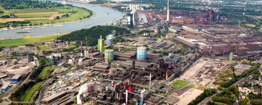Stålverket i Duisburg. Trots motgångarna är Duisburgprojektet en viktig del av Tysklands och EU:s planer för att minska utsläppen från industrin. Stålsektorn står idag för omkring sju procent av världens koldioxidutsläpp, och omställningen till vätgasbaserad produktion ses som avgörande för att nå klimatmålen. Foto: Thyssenkrupp