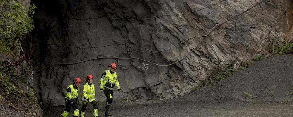 I dag utförs en allt större del av arbetet i Endomines gruvor inifrån maskiner, vilket skyddar mot fallande sten. Dessutom kan vissa moment skötas via fjärrstyrning, vilket minskar behovet av att vistas i de mest riskfyllda delarna av gruvan. Foto: Endomines