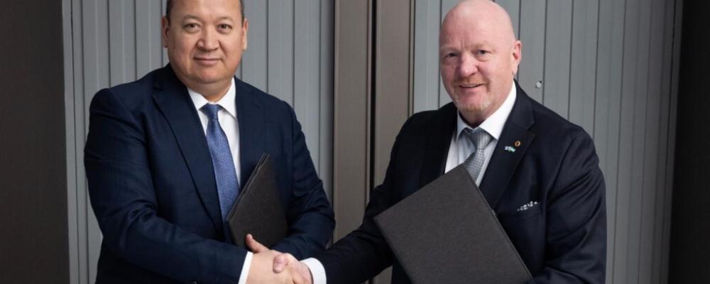 Jouni Jääskeläinen, vd för Epse (till höger), och Jusipbek Kazbekov, biträdande minister för ekologi, miljöskydd och klimatförändringar i Uzbekistan. Foto: Espe Technology