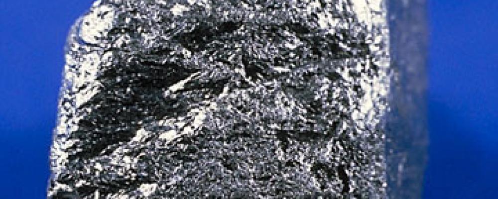 Grafit är ett mineral som består av rent kol. EU har listat grafit som ett kritiskt och strategiskt mineral. Foto: Wikimedia  Commons