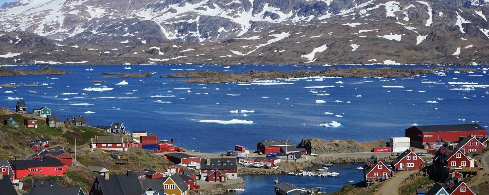 Byn Tasiilaq i Grönland. Nu utvecklar ett amerikanskt företag en leveranskedja för sällsynta jordartsmetaller på ön. Foto: Creative Commons Lic. Kredit: Barni1