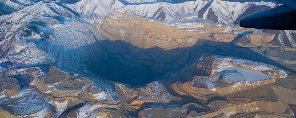 Gruvdrift har varit en stor näring i Utah sedan området först befolkades. Bingham Canyon-gruvan i Salt Lake County är en av världens största dagbrottsgruvor. Foto: Wikipedia Commons Lic. Kredit: http://photoQphotography.net