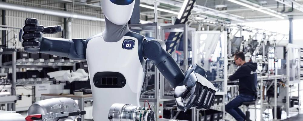 Humanoid robot utvecklad av Agile Robots. Företaget beskriver robotens hand som en av industrins mest avancerade. Foto: Agile Robots.