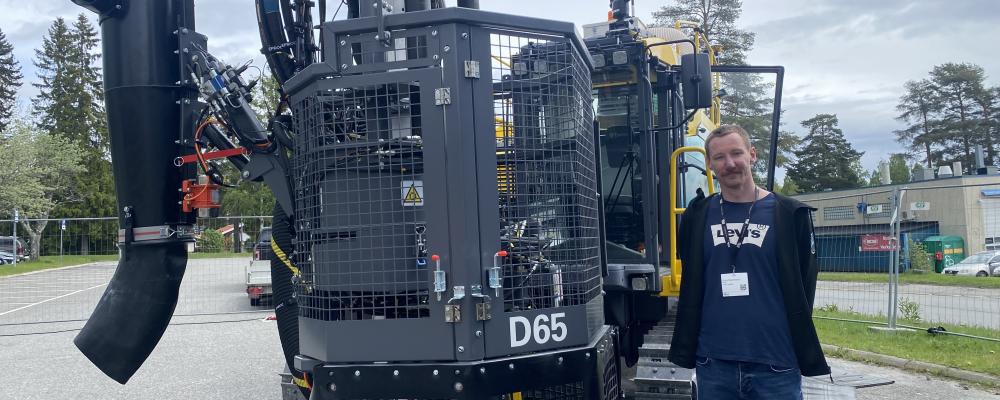 Linus Martinsson, projektchef på Protek, vid Epiroc D65 XLS. Foto: Simon Matthis