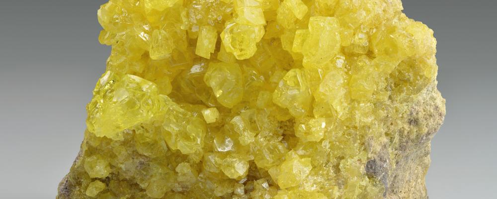 Svavel är ett gult mineral men utvinns idag mest som en biprodukt vid oljeraffinering. Foto: Ivar Leidus/Wikimedia Commons