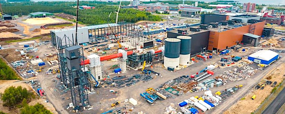 I Karleby tas nu de första delarna av kemikaliefabriken i drift. Laboratoriedelen är redan överlämnad till Keliber, och ytterligare delar av anläggningen blir klara under sommaren. Foto: Keliber