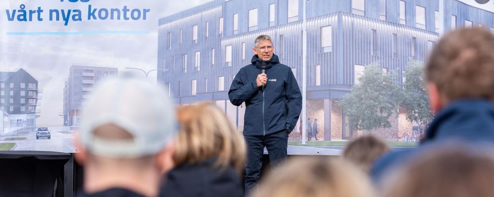 Jan Moström, vd och koncernchef på LKAB, mutade in byggområdet i centrala Kiruna med en LKAB-flagga i marken. Foto: LKAB