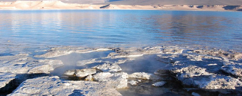 Laguna verde i Atacamaöknen, som ligger i den så kallade litiumtriangeln, i norra Chile, Argentina och Bolivia. Bild: Lucash/Wikimedia Commons