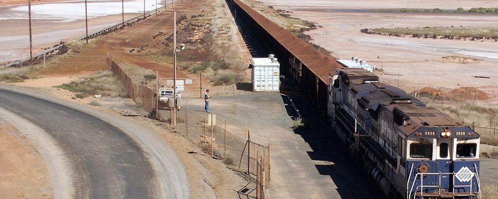 Tåg lastat med järnmalm från Pilbara-regionen. Foto: nachoman-au/Wikimedia Commons