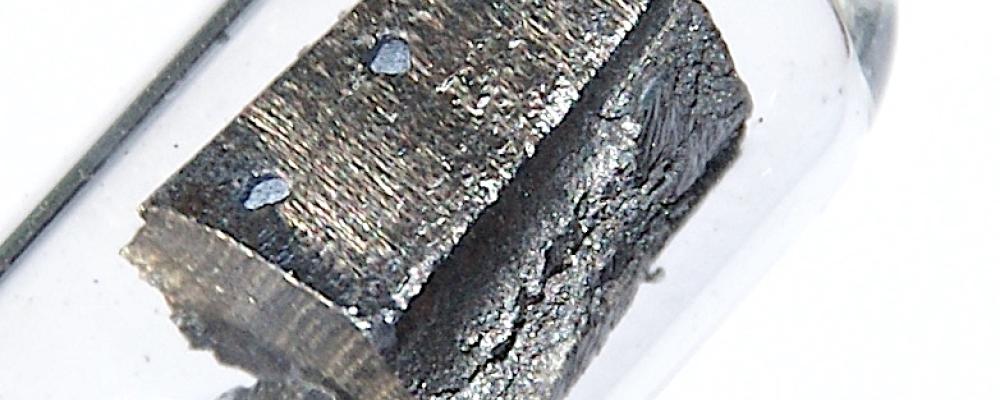 Neodym är ett av de mer förekommande lantaniderna och har många olika användningsområden. Det används ofta som färgämne i glas och keramik, eftersom dess föreningar – beroende på koncentrationen – kan ge en vacker blå, grön eller röd färg. En annan viktig användning är som aktivt medium i Nd:YAG-laser. Nd₂Fe₁₄B, neodym-järn-bor, som är känt som neodymmagnet, är den starkaste permanenta magneten. Foto: Wikipedia Common Lic.