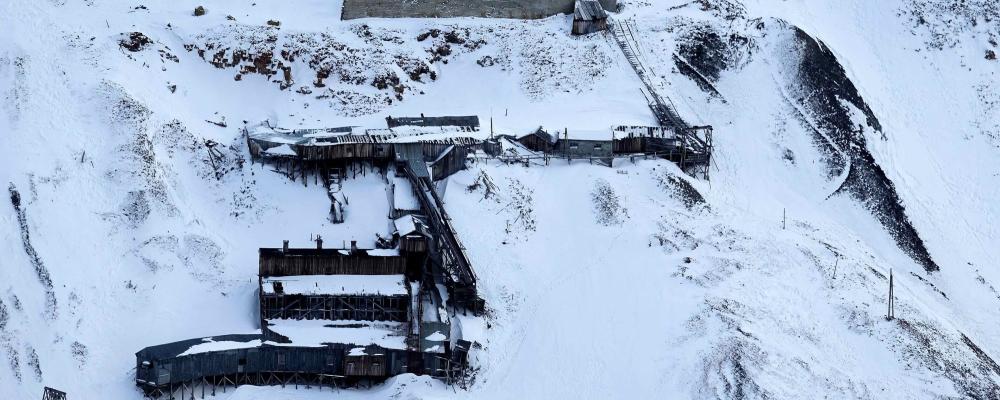 Tidigare norska kolgruvan 2 i Longyearbyen på Svalbard. Gruva 2B i Longyeardalen, den andra ingången till Gruva 2, öppnade 1937 och stängdes 1968 när det mesta av kolet hade utvunnits.  Foto: Wikipedia Commons Lic. Kredit: Bjørn Christian Tørrissen