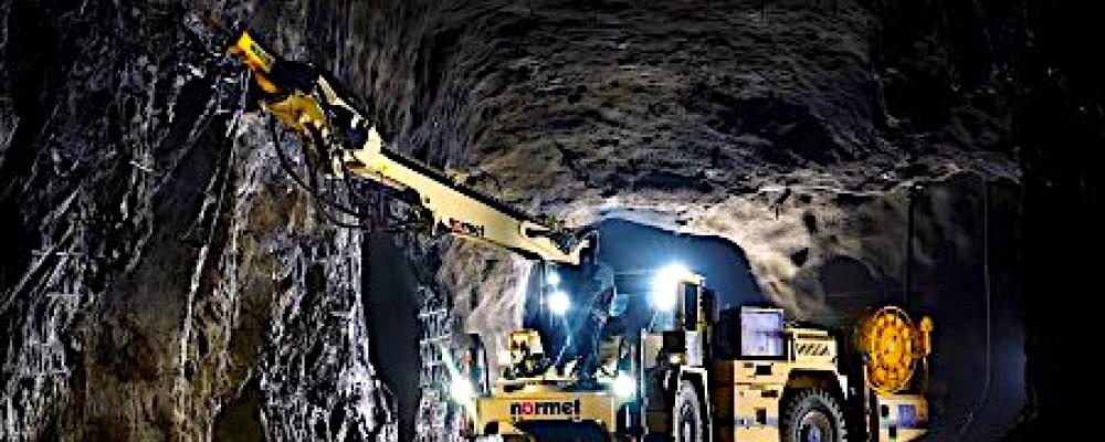 Maskinens styrsystem är utvecklat internt av Normet och ger operatören tillgång till driftdata, diagnostik och övervakning via pekskärm. Syftet är att underlätta arbetet och minska risken för fel under drift. Foto: Normet