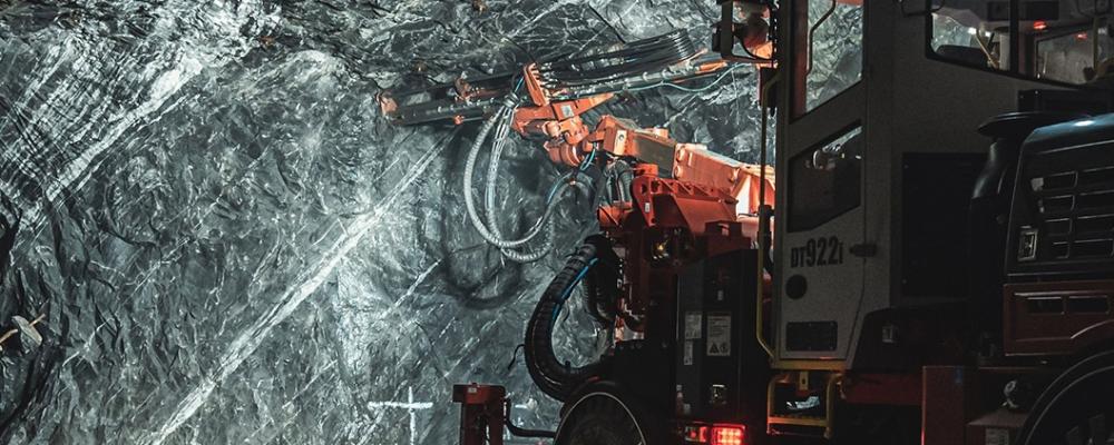 Borrning i Orivesigruvan. Fallet i Orivesi är ovanligt eftersom det rör långvarig dumpning av avfall i gruvmiljö. Juridiskt är det fortfarande oklart hur preskription ska tillämpas vid denna typ av miljöbrott, vilket gör ärendet potentiellt vägledande för framtida domar. Foto: Dragon Mining