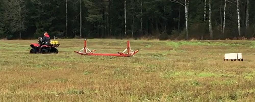 Foto på mätningar i Östergötland. Foto: Oskar Henriksson/SGU