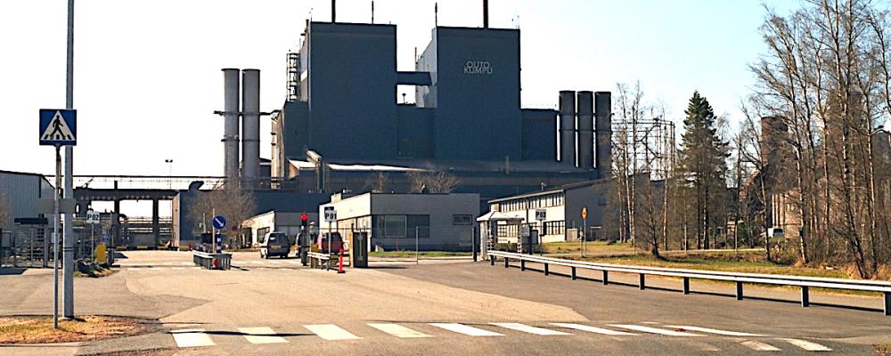 Huvudporten till Outokumpus stålverk i Torneå och ferrokromsmältverket i Röyttä i Torneå. Foto: Methem (Mikko J. Putkonen)