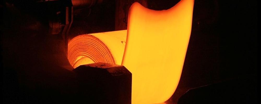 Varmvalsning av stål i svensk anläggning. Foto: Pia Nordlander