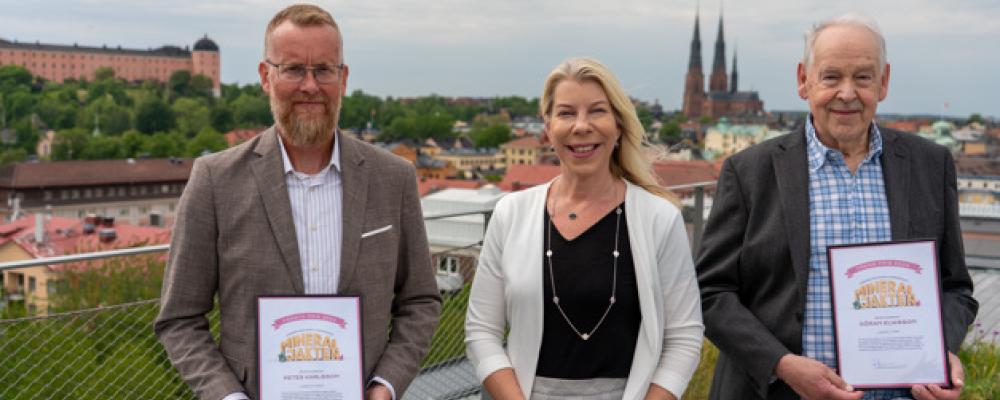 De tre pristagarna i 2024 års upplaga i Mineraljakten. Från vänster förstapristagaren Peter Karlsson, SGU:s generaldirektör Anette Madsen och längst till höger tredjepristagaren Göran Eliasson. Foto: Tobias Blixt/SGU