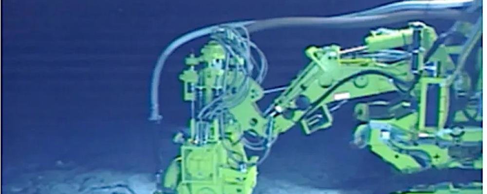 Mineralrikt bottensediment har hämtats upp från 6 000 meters djup nära Minamitorishima i Stilla havet. Foto: Minamitorishima-programmet.