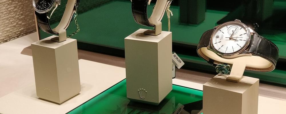 Rolexklockor i ett skyltfönster i Helsingfors. Foto: Wikipedia Commons Lic. Kredit: Arto Alanenpää