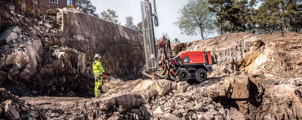 Commando DC310RiE, som borriggen kallas, möjliggör borrning med noll lokala utsläpp och ”avsevärt lägre bullernivåer” jämfört med dieseldriven utrustning. Foto: Sandvik