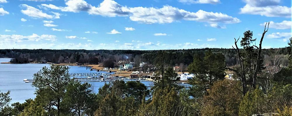 Utsikt från Ytterby gruva på Resarö, som ligger nära Vaxholm vid inloppet till Stockholm. Foto: Sinikka Halme/Wikimedia Commons