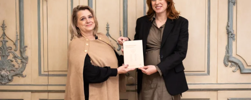 Utredare Anneli Wirtén överlämnar betänkandet till Sara Modig, statssekreterare hos energi- och näringsminister Ebba Busch. Foto: Regeringskansliet