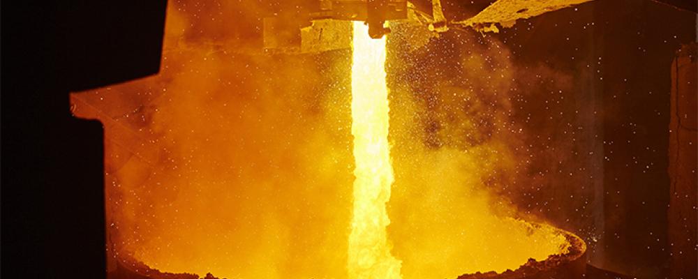 Tappning av råstål från ljusbågsugn ned i skänk, 100 ton flytande stål vid 1680°C. Foto: Pia och Hans Nordlander, Jernkontorets bildbank