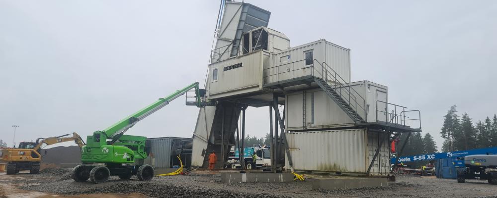 Den nya fabriken kommer att byggas upp igen i Engholm mellan Gemla och Avesta, nära en bergtäkt. Foto: Swerock