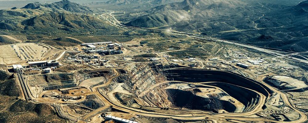 Mountain Pass i USA är en gruva som bryter sällsynta jordartsmetaller. Foto: Tmy350/Wikimedia Commons