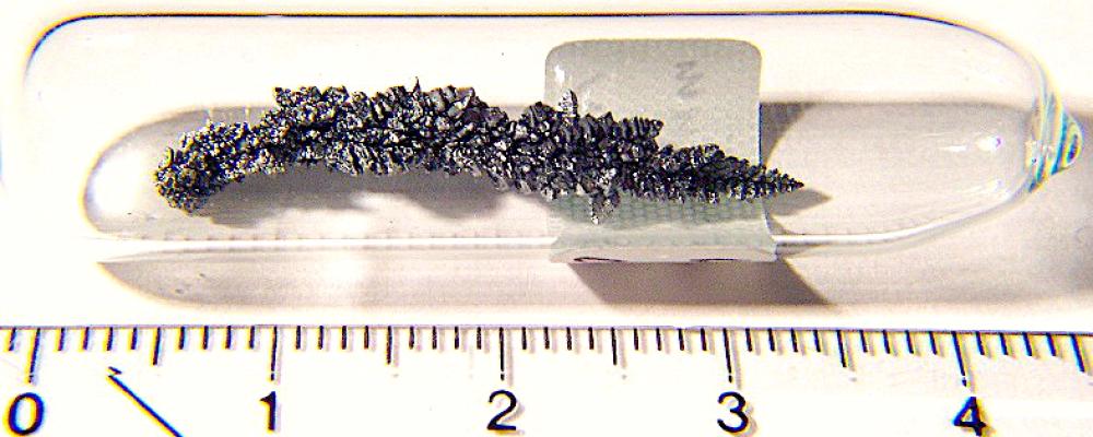 Vanadin 99,9 %, dendritiskt kristalliserad genom vakuumsublimering. Förvaras under skyddsgas, här argon, för att skyddas mot oxidation. Foto: Wikipedia Commons Lic. Kredit: Alchemist-hp (pse-mendelejew.de)