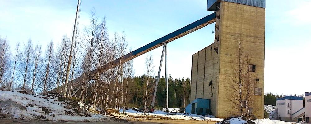 Anrikningsverket i Vuonos härstammar ursprungligen från Outokumpu Oy, som använde anläggningen för metallanrikning. Deponin för anrikningssand anlades 1971 och användes fram till 1986. Därefter har verksamheten haft flera ägare. Foto: Outokumpu