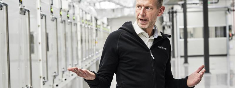Simon Rehnström/SvD/TT: Northvolts vd Peter Carlsson i bolagets fabrik i Västerås. Nu har Northvolt fått utökat miljötillstånd för utbyggnaden i Skellefteå. Arkivbild.