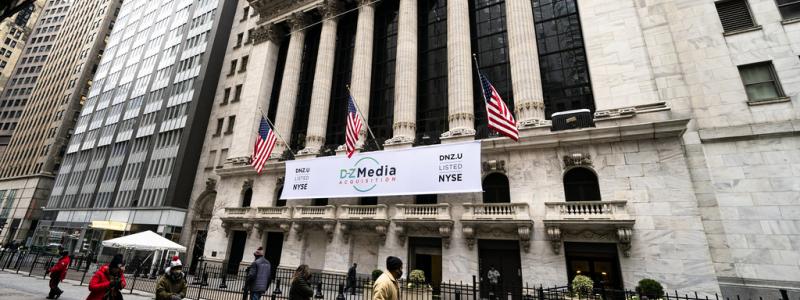 John Minchillo/AP/TT: Fotgängare utanför New York-börsen. Arkivbild.