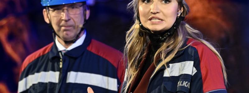 Jonas Ekströmer/TT: LKABs vd och koncernchef Jan Moström och energi- och näringsminister Ebba Busch (KD) under pressträff vid LKAB i Kiruna då de berättade om fyndet av sällsynta jordartsmetaller där. Nu vill hon slopa uranbrytningsförbudet snabbare. Arkivbild.