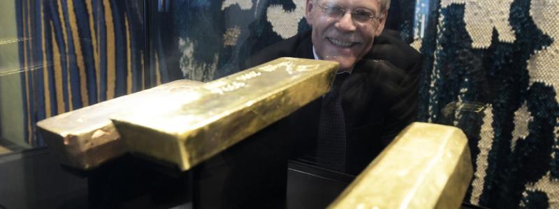 Janerik Henriksson/TT: Riksbanken och dess tidigare chef Stefan Ingves visade för första gången upp guldtackor från guldreserven med anledning av sitt 350-årsjubileum 2018.
