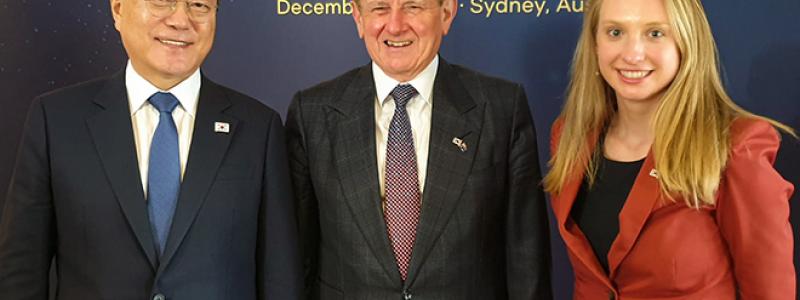 Sydkoreas president Moon Jae-in, t.v., med Australia-Korea Business Councils ordförande Simon Crean och vd Liz Griffin, t.h. Foto: Australia-Korea Business Council