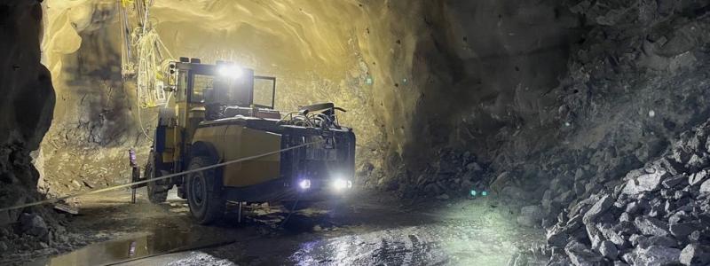 En maskin kallad bultrigg i en gruvgång i en underjordsgruva. Foto: Cecilia Irefalk Lif/SGU
