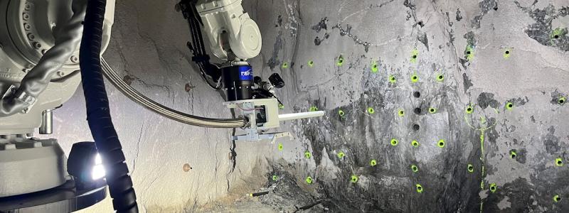 Tekniken består av en robotarm med visionssystem monterad på ett bärfordon med integrerade system för bulkemulsion , samt en andra robotarm för att montera tändare och sprängkapsel. Foto: ABB