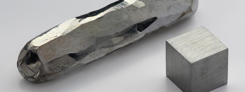 Kadmium är ett relativt ovanligt metalliskt grundämne som framför allt utvinns som en biprodukt vid zinkbrytning. Kadmium har tidigare haft många användningsområden, bland annat som gult färgpigment. Bild: Alchemist-hp/Wikimedia Commons