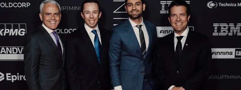 ANDRITZ prisas för AI-styrsystem i internationell gruvtävling. Andritz -team från vänster: David Garofalo, vd Goldcorp, Arthur Gooch, innovationschef ANDRITZ, Sohail Nazari, ansvarig för digital transformation vid ANDRITZ, samt konferencier Rick Mercer. Foto: Andritz Ag