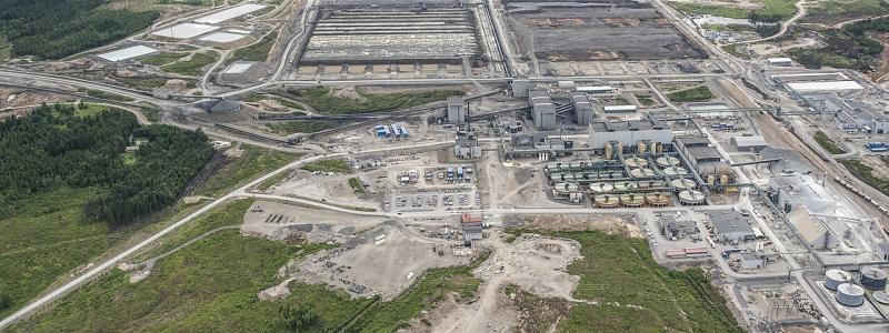 Terrafame Oy, grundat 2015, är ett finländskt gruvindustri- och kemiföretag som äger Talvivaaragruvan och en fabrik för batterikemikalier i Sotkamo i Finland. Foto: Antti Lankinen/Wikimedia Commons