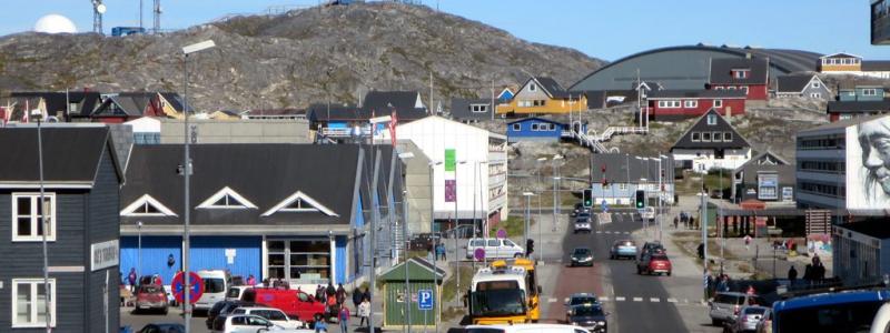 Aqqusinersuaq är huvudgatan i Nuuk, Grönlands huvudstad. En tredjedel av öns befolkning bor i denna stad. Foto: Wikipedia Common. Kredit: David Stanley
